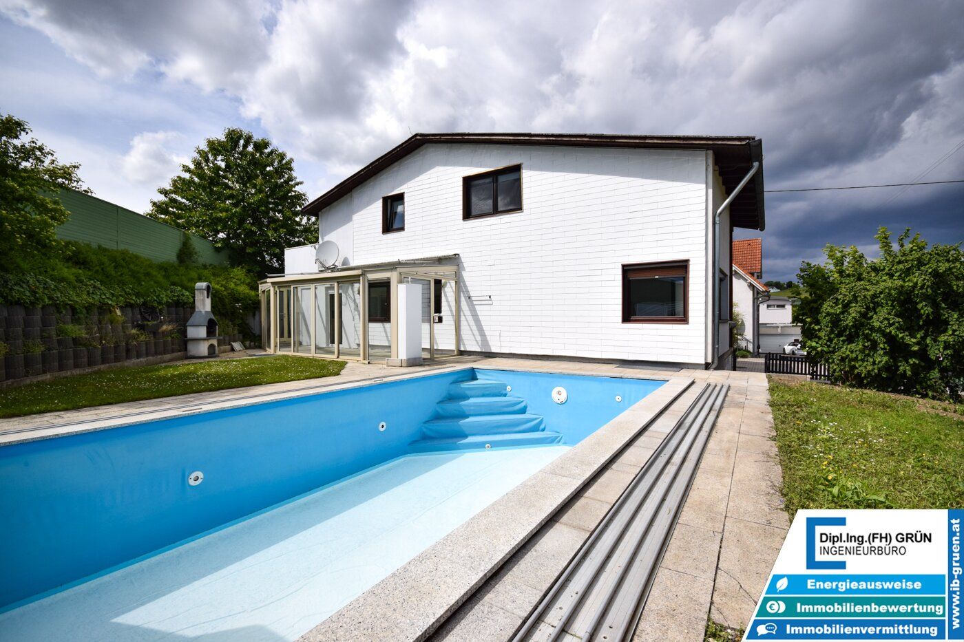 Großzügiges Zweifamilienhaus mit Pool & Garagen - Ideal für zwei Generationen