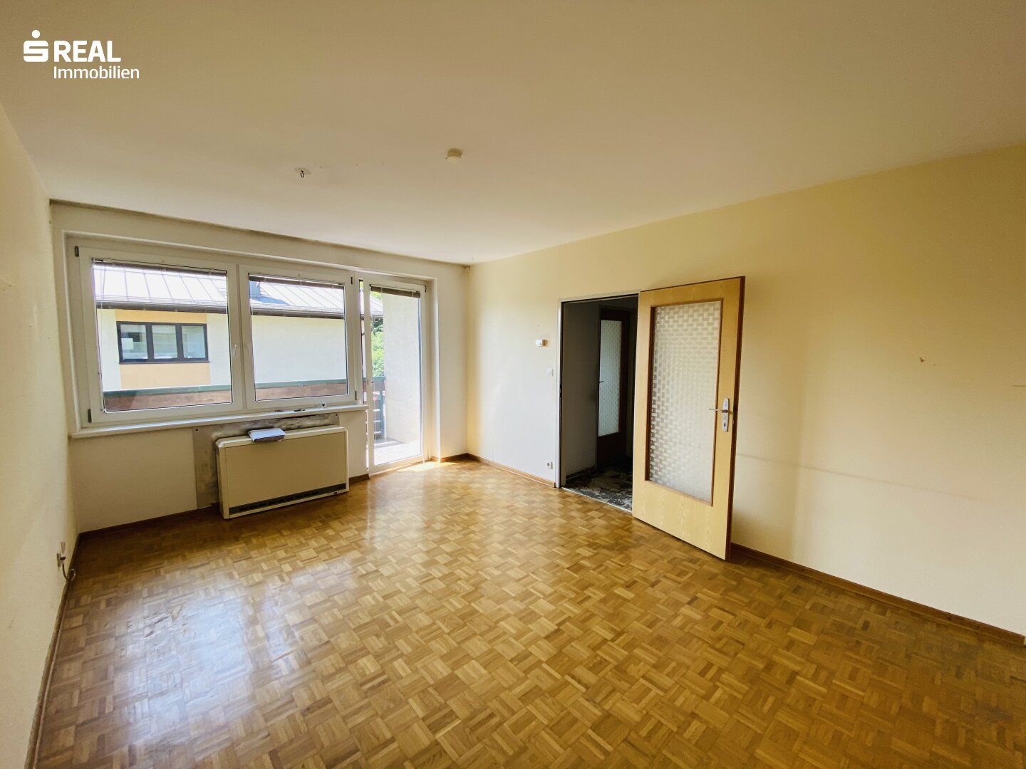 Sanierungsbedürftige 2-Zimmer-Wohnung mit Balkon in Neu-Anif