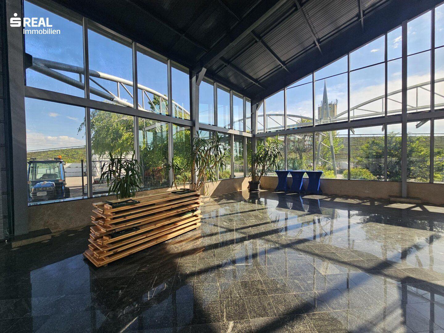 Repräsentatives Büro mit Atrium & optionaler Lagerhalle in bester Lage bei Wien