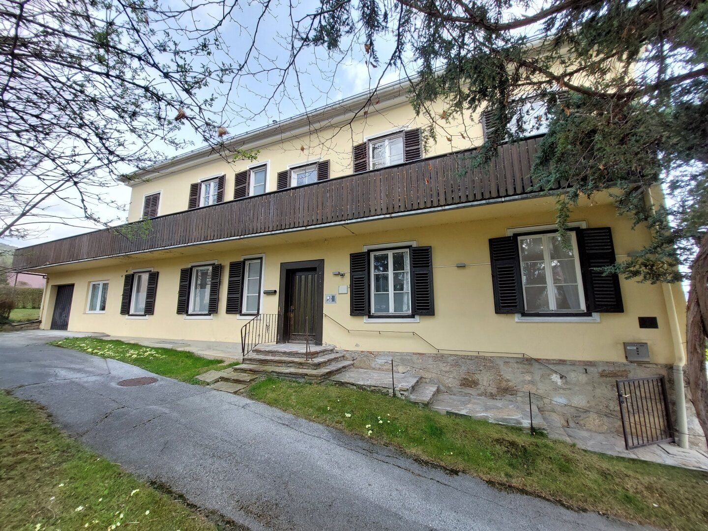 Großzügiges Haus mit 130m² Wohbereich und 110m² ehm. Praxisfläche