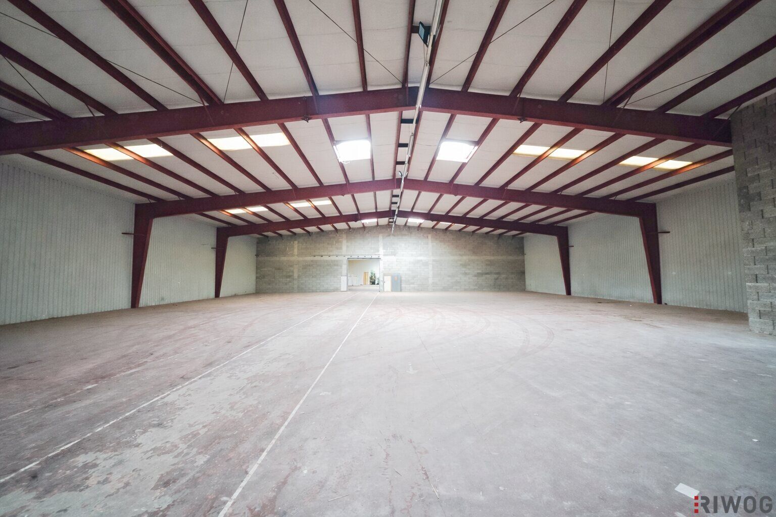 1.100m² isolierte Lagerhalle mit 250m² Büro | Rampen & ebenerdige Einfahrt möglich | optional bis zu ca. 2.000m² Lager möglich - Ansicht 2