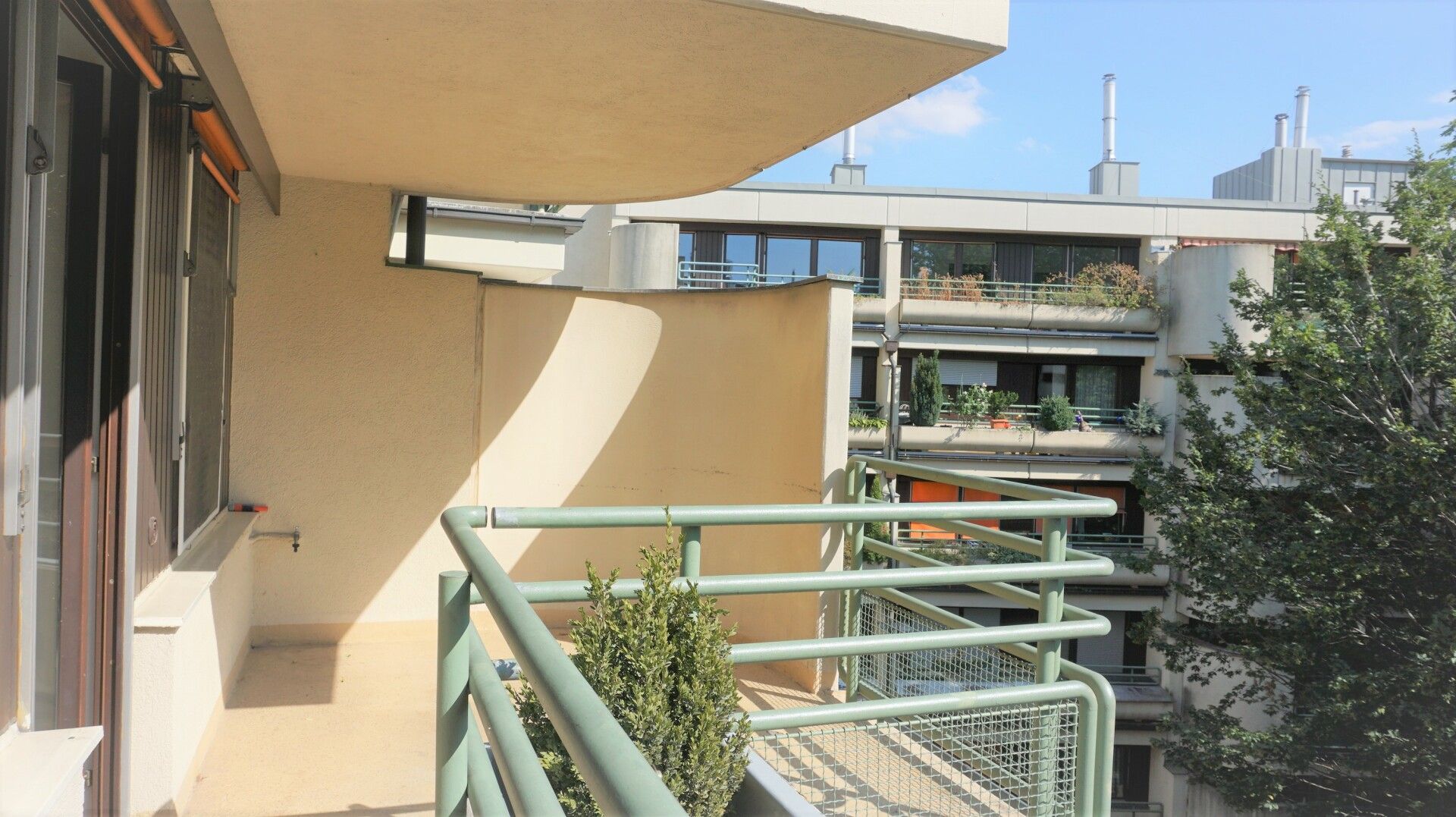 3 - Zimmer Eigentumswohnung, hofseitige Loggia, Grünblick!