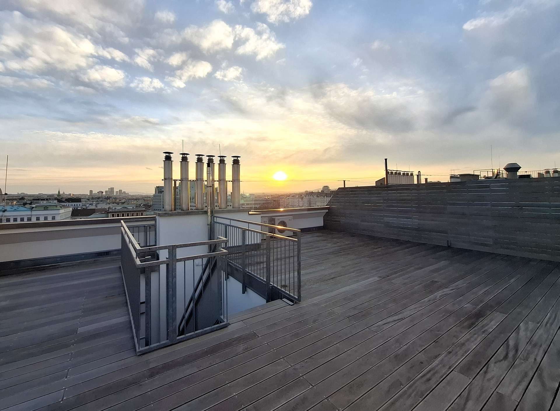 Karlsplatz: Exklusive Dachterrassen-Maisonette mit 360°-Panoramablick