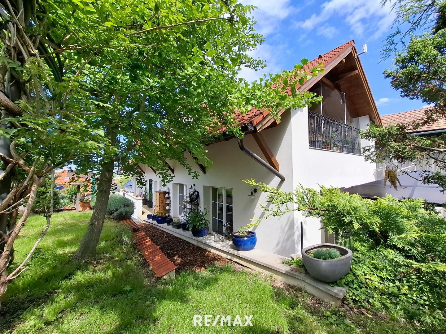 Modernes, geräumiges Niedrigenergiehaus mit Gästehaus in ruhiger Wohnlage