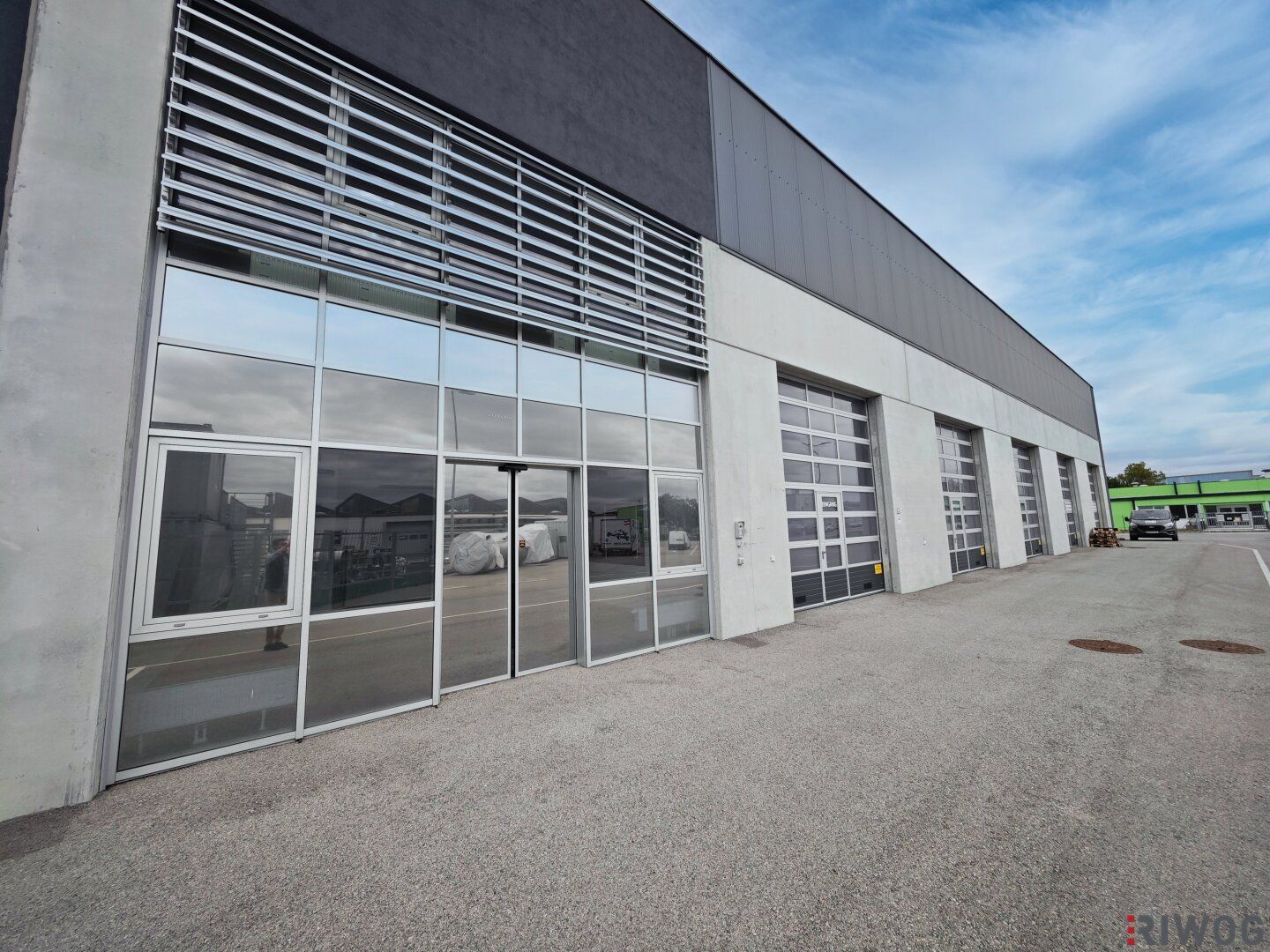 Produktionshalle mit ca. 800m² inkl. modernem Büro || Parkplätze || 3 Sektionaltore - Mehr