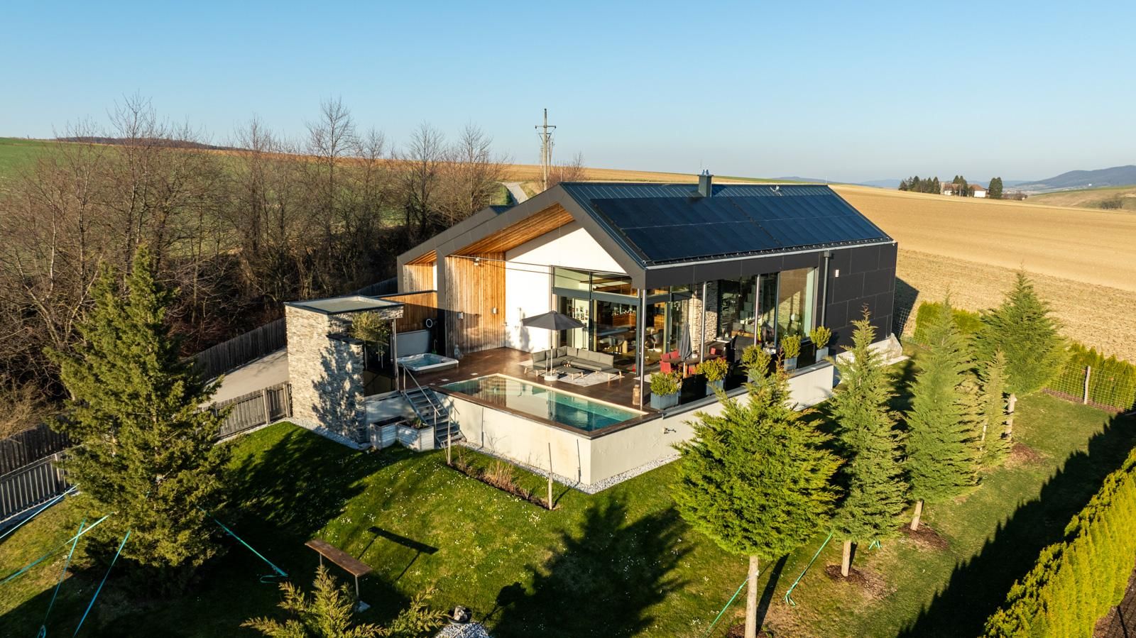 ARCHITEKTENHAUS IM GRÜNEN - DAS LANDHAUS NEU INTERPRETIERT