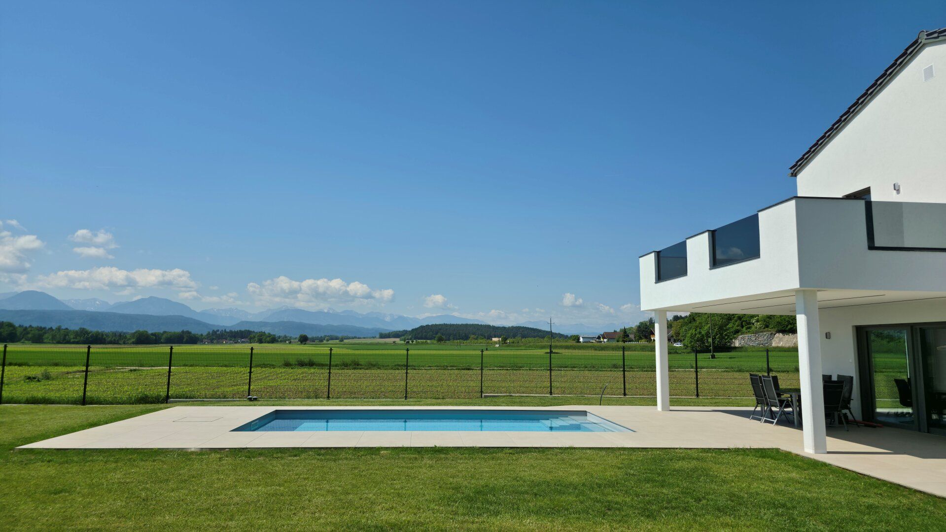 Qualitativ mit Pool & Weitblick für pure Lebensqualität