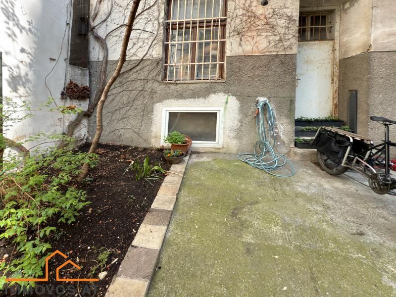 sanierungsbedürftige ALTBAU Wohnung mit TERRASSE im EG