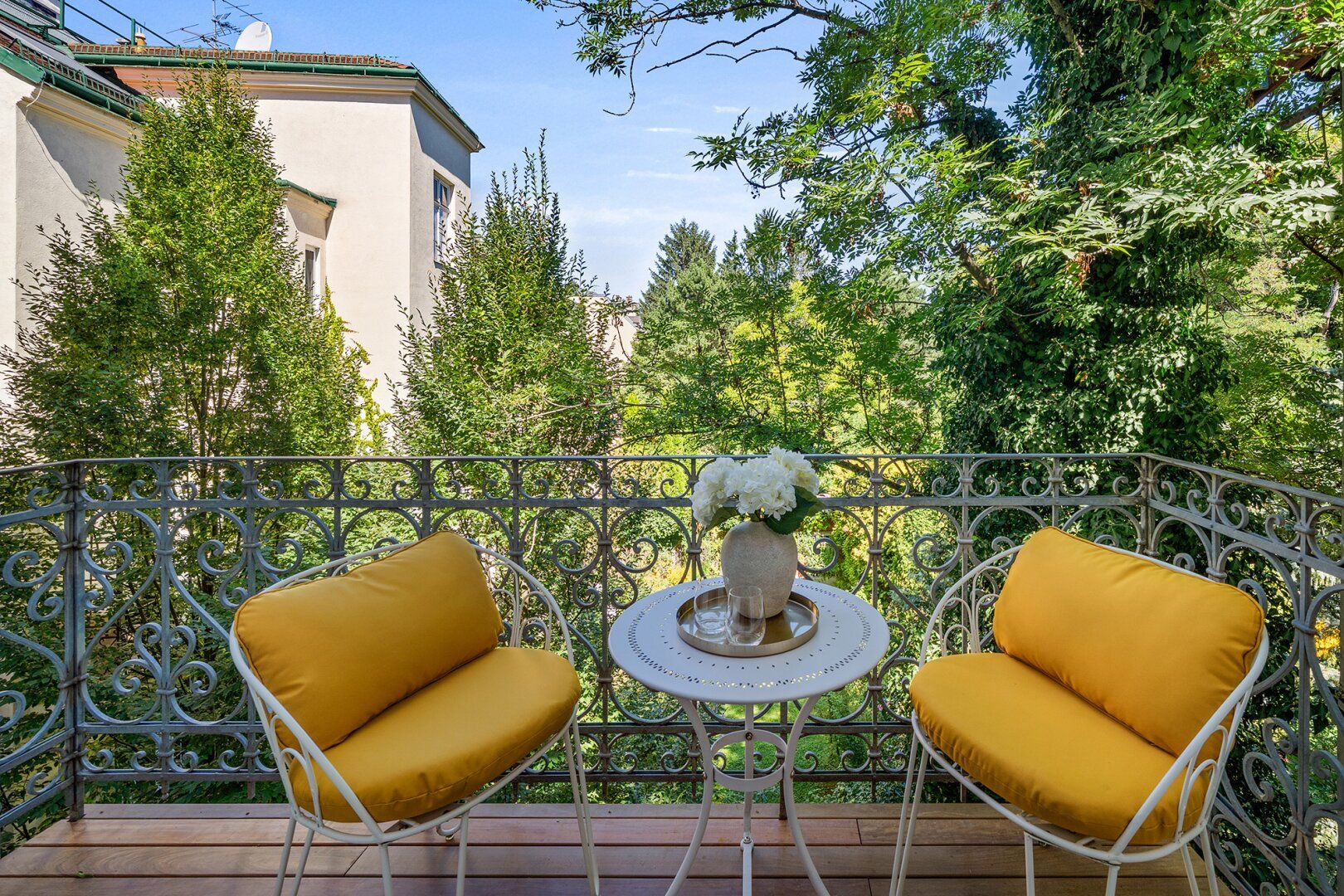Lifestyle im Servitenviertel von Penzing - exklusiv sanierte Altbauwohnung mit Balkon