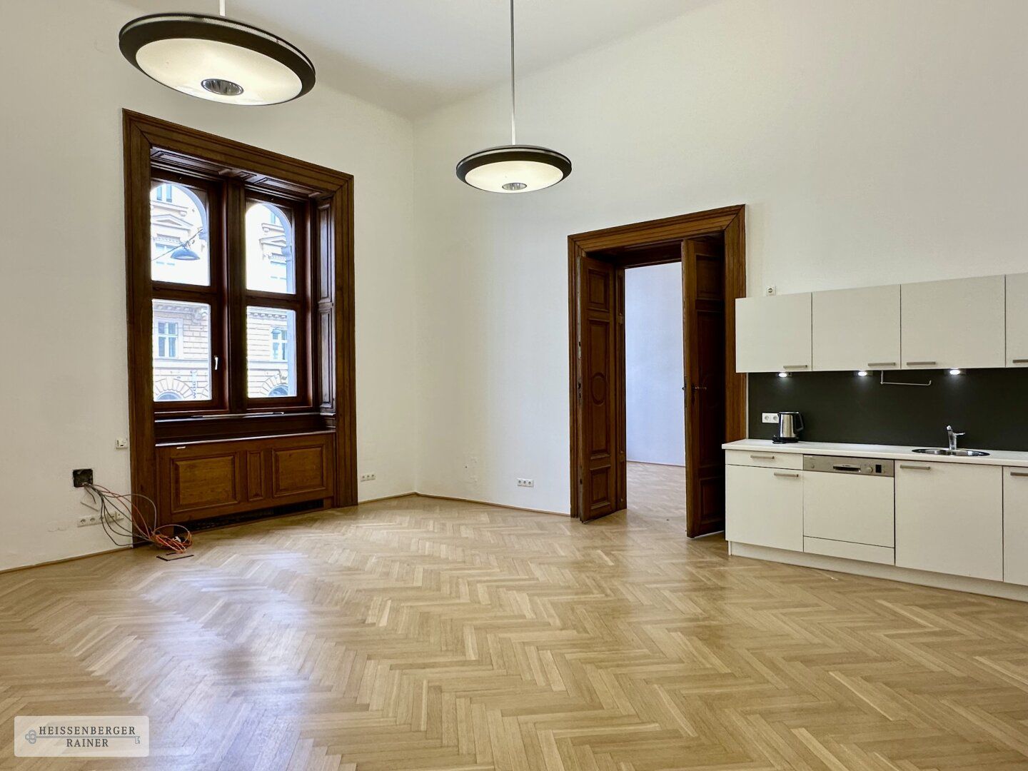 PRÄCHTIGES ALTBAUBÜRO /// SOFORT EINZUGSBEREIT /// VIER ZIMMER, VIER EINGÄNGE - Ansicht 2