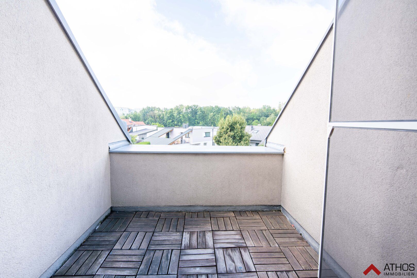 Etwas renovierungsbedürftige Dachgeschoßwohnung mit Loggia, Stellplatz inklusive!