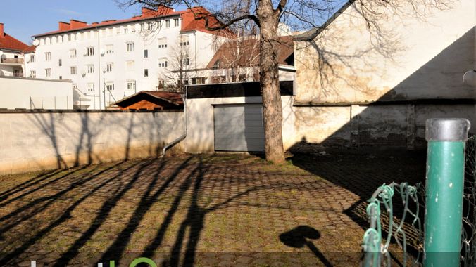 127585_Parkplatz_und_Garage_1.jpg