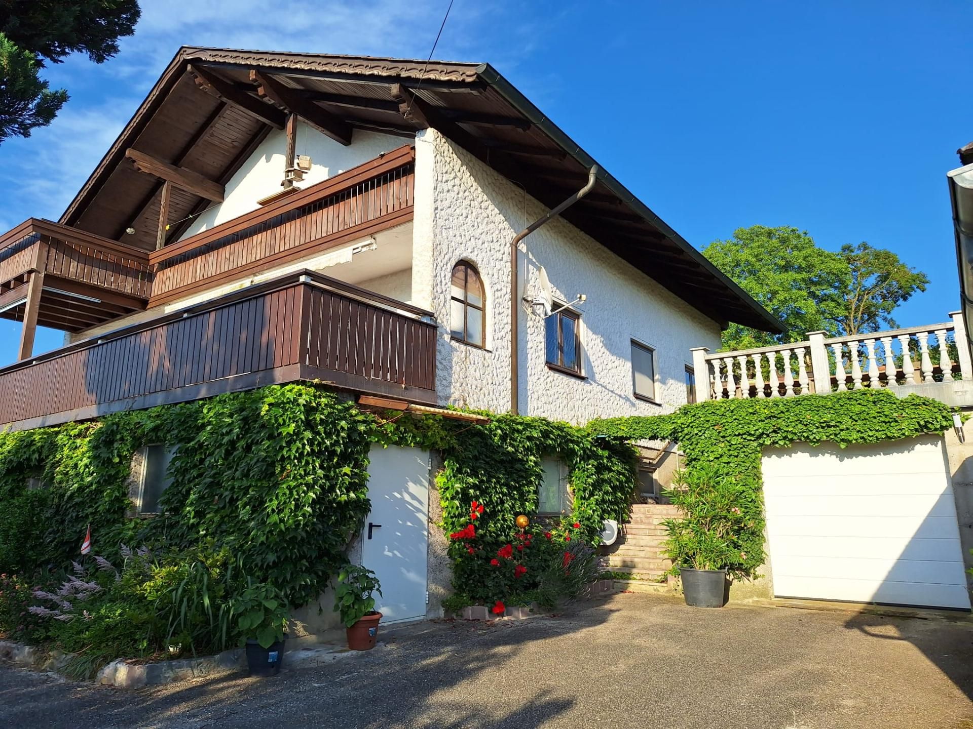 Gemütliches Zweifamilienhaus in ruhiger Hanglage - Ihr Rückzugsort mit Ausblick!