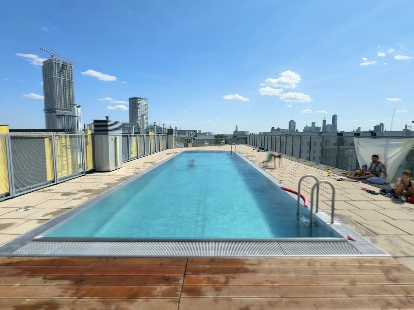 Summer Feeling inklusive | 2-Zimmer-Terrassenhit mit Pool