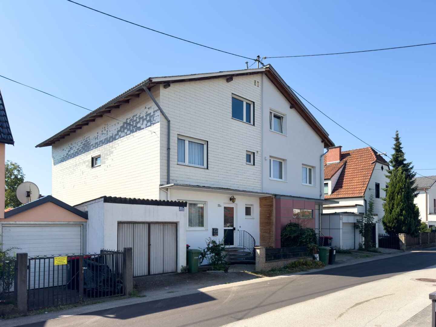 DOPPELHAUSHÄLFTE MIT SWIMMINGPOOL UND ROHDACHBODEN