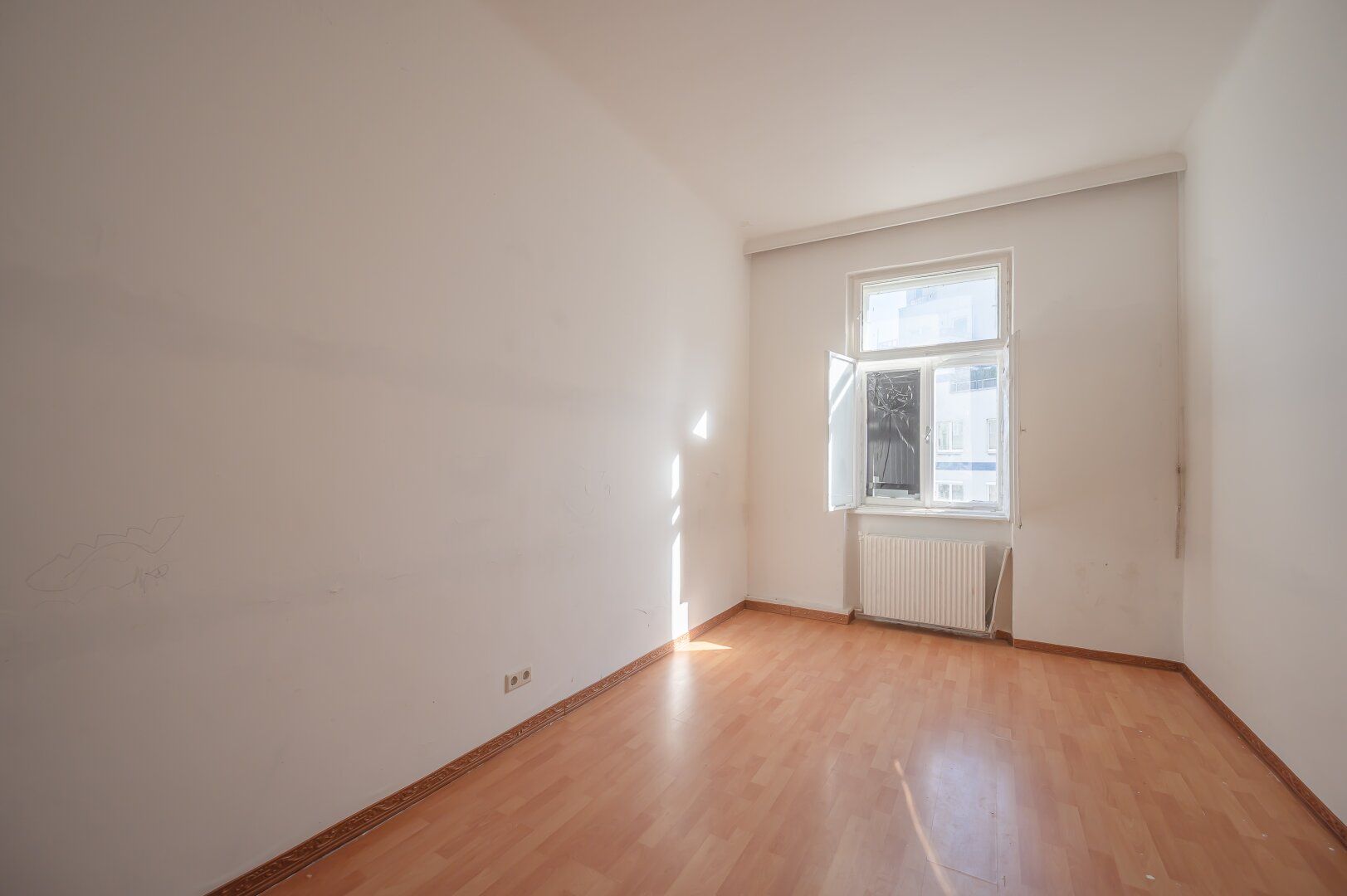 ++Airbnb++ Renovation-Required 2-Room Apartment in Excellent Location
