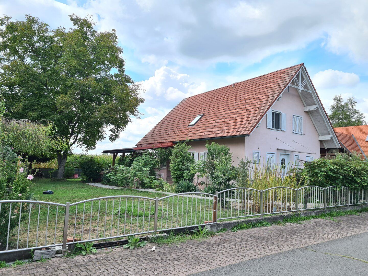 Einfamilienhaus mit Vollkeller samt angebauter Garage und überdachter Terrasse in ruhiger Sackgassenlage !