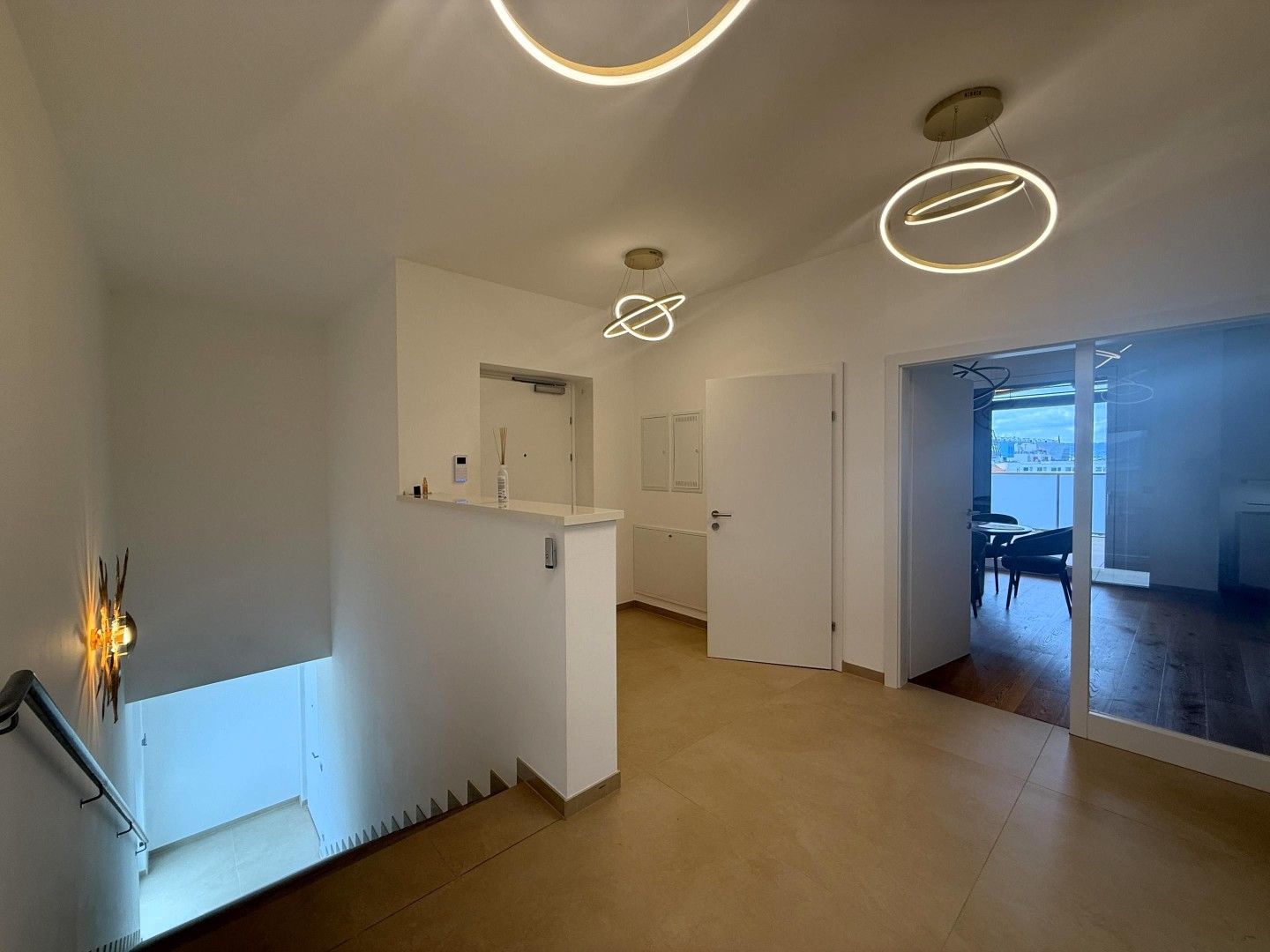 Luxus Penthouse mit Outdoor-Jacuzzi wird komplett möbliert vermietet // Luxury penthouse with outdoor Jacuzzi available for rent, fully furnished //