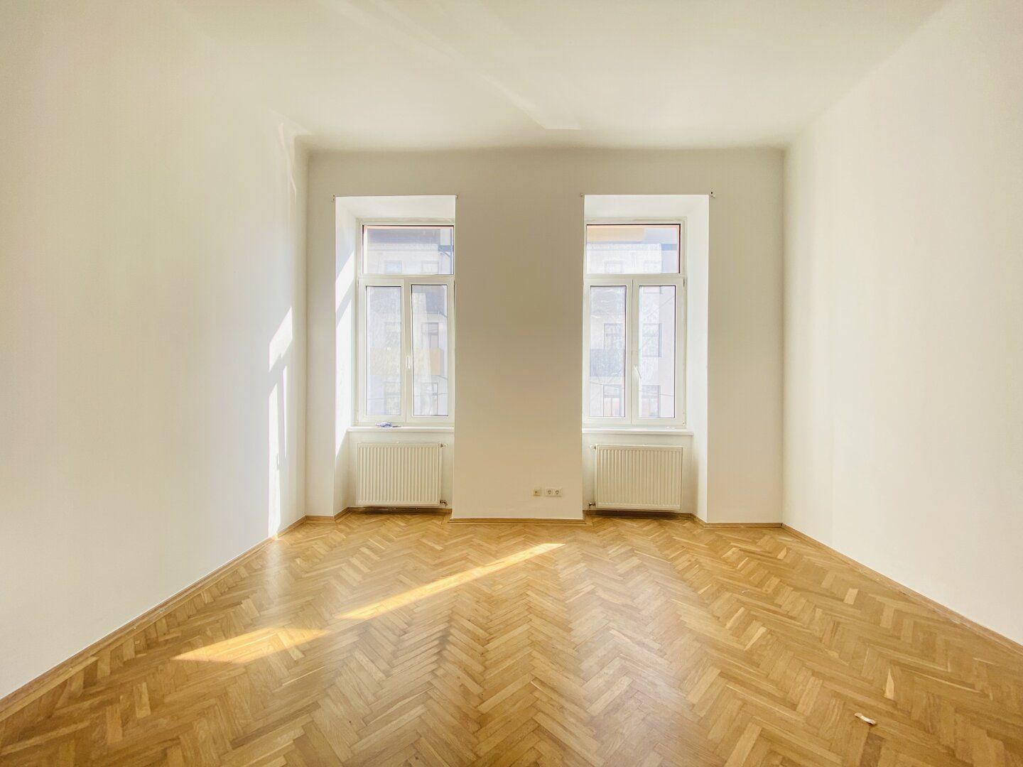 Erstbezug nach Sanierung - Stilvolle 1-Zimmer-Altbauwohnung nahe U6 Jägerstraße