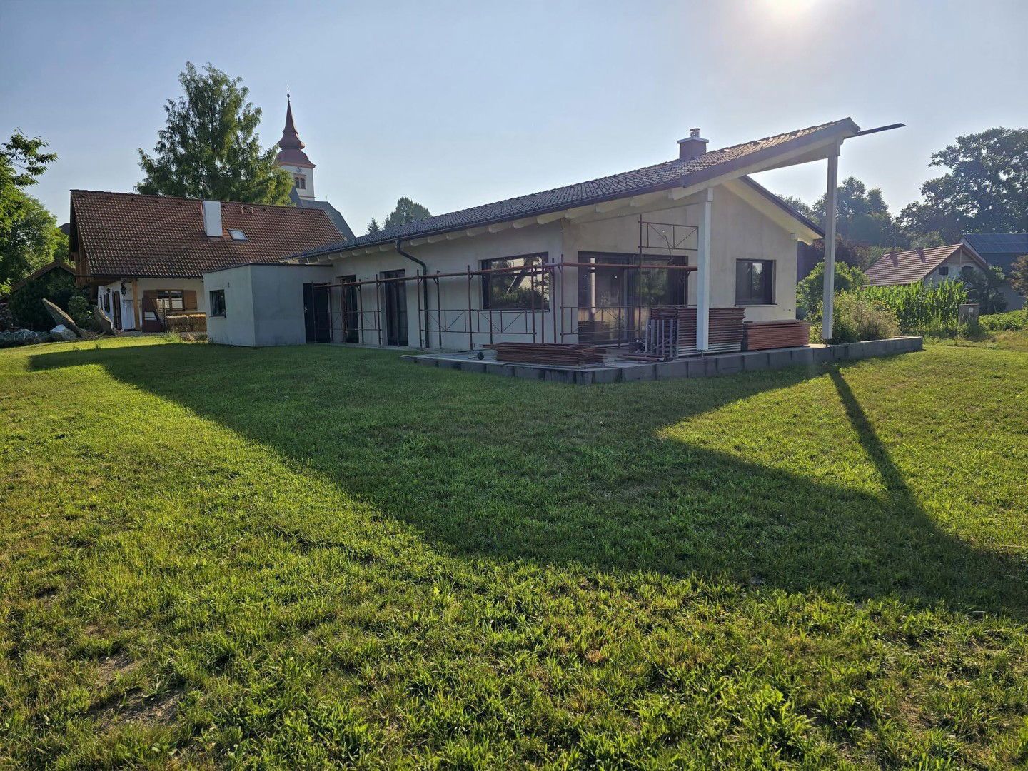 Moderner Bungalow mit überdachter Terrasse - Garten & Garage