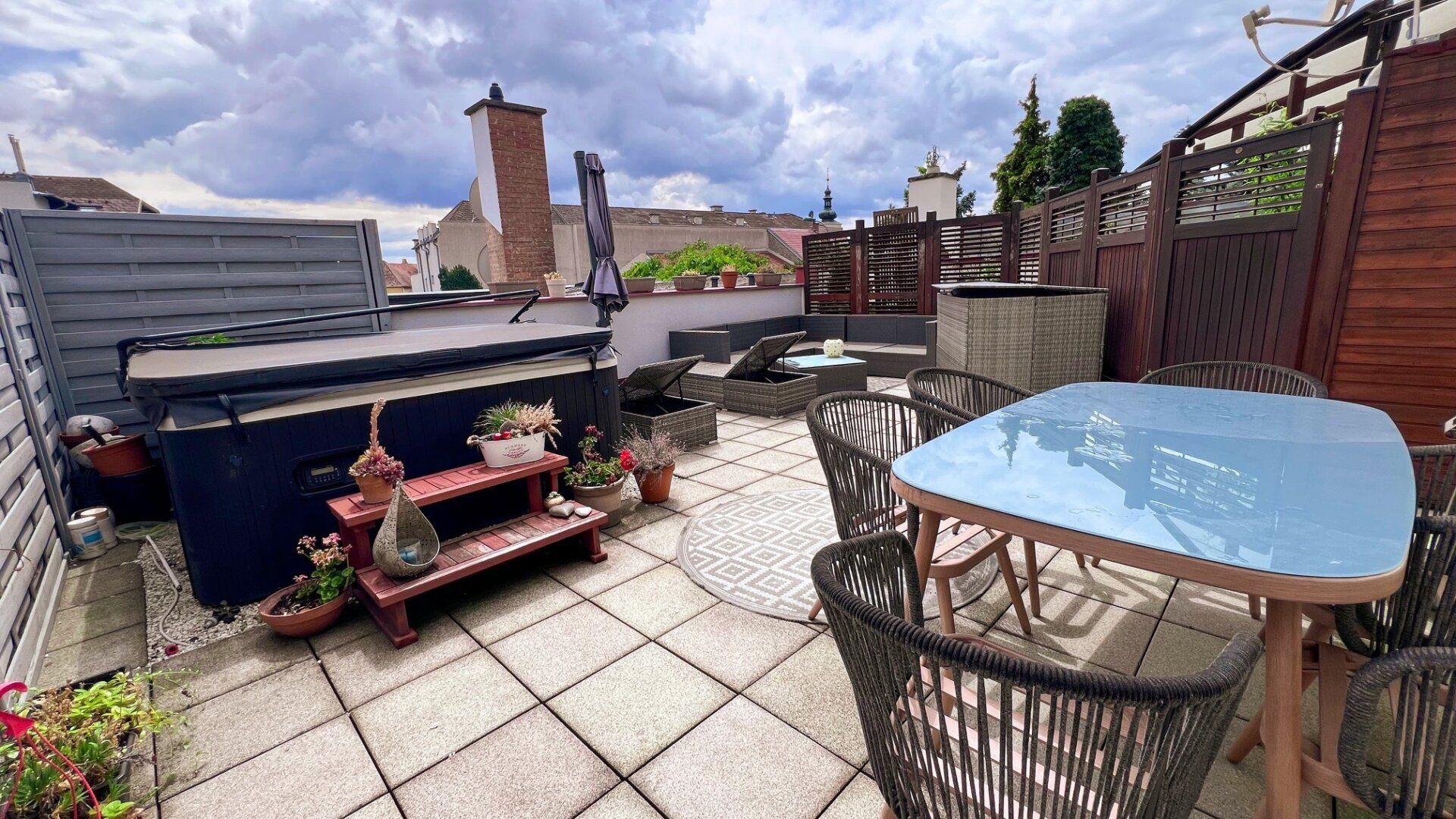 IM HERZEN VON PFAFFSTÄTTEN - MODERNE DACHGESCHOSSWOHNUNG MIT TERRASSE UND WHIRLPOOL