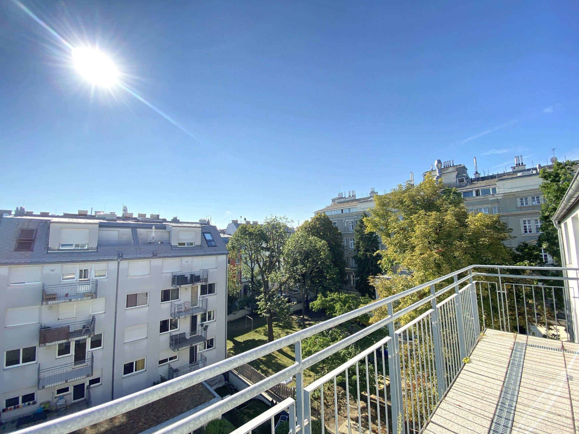 Lichtdurchflutete 4-Zimmer-DG-Wohnung mit Einbauküche, Terrasse und Garagenplatz - zu kaufen in 1160 Wien