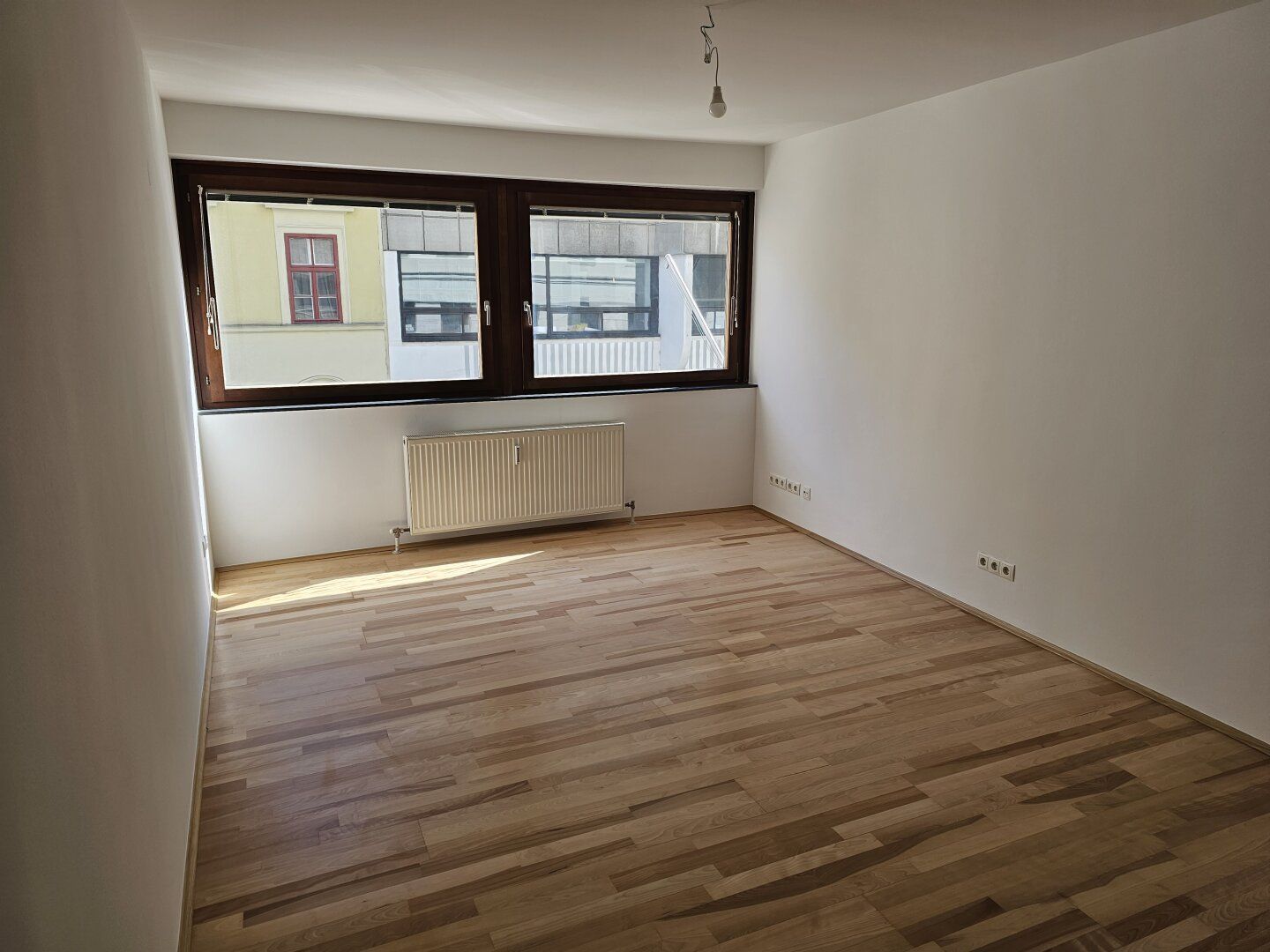 Einzugsbereite Wohnung mit ruhigem hofseitigen Schlafzimmer nähe Bennoplatz, freundliche offene Wohnküche