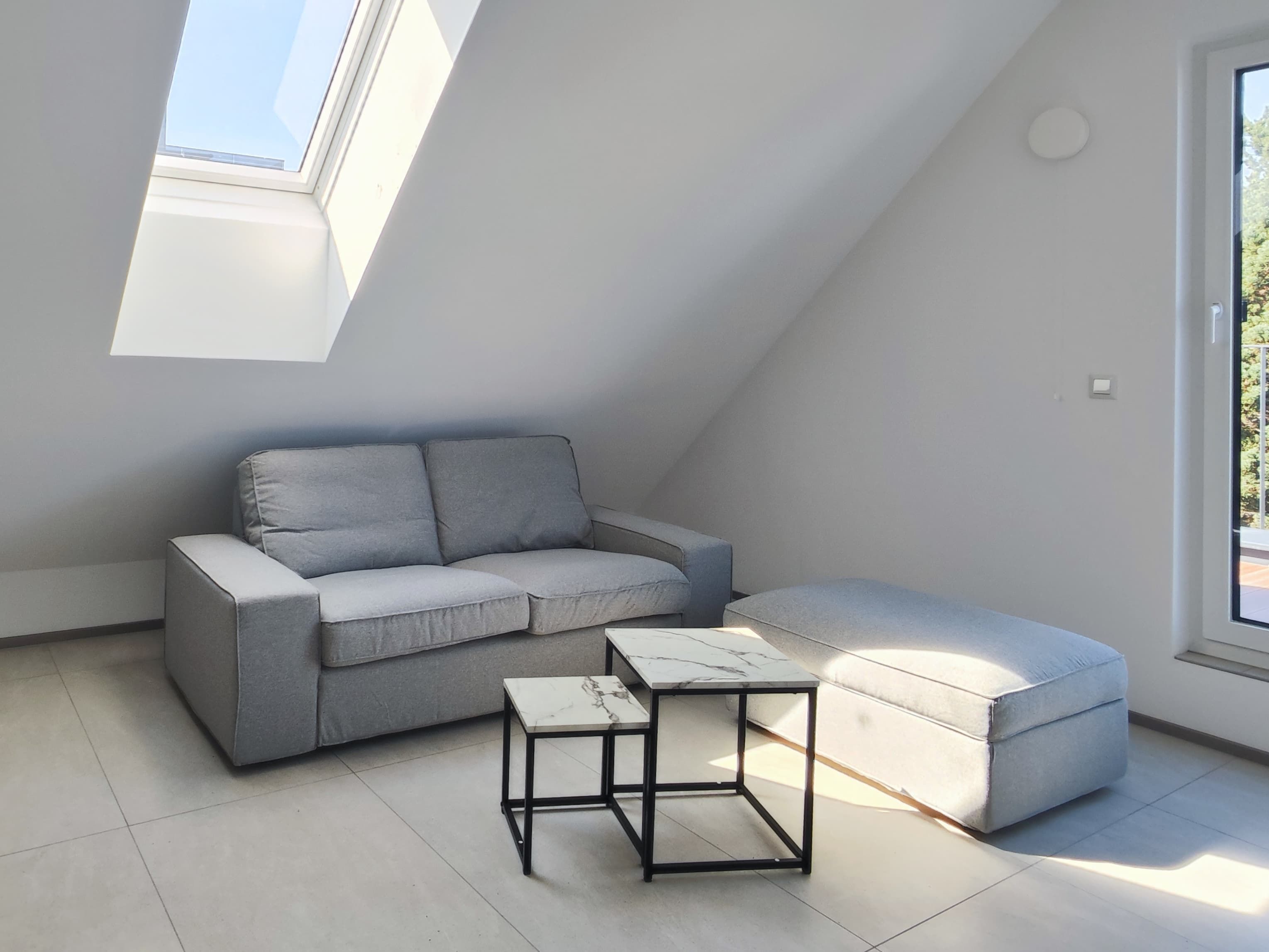 Voll möblierter, provisionsfreier Erstbezug (2. Liftstock) mit Balkon ideal für Paare oder Singles