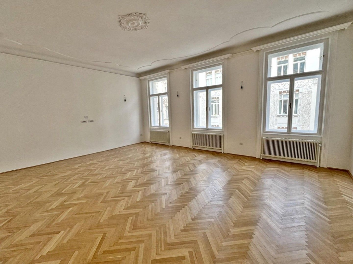 schöne und hochwertig sanierte (klimatisierte!) Altbauwohnung