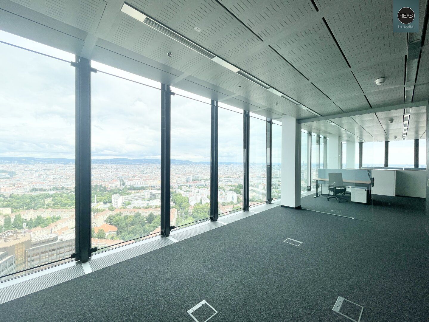 Komplette Etage im Hochhaus mit ausgezeichneter Infrastruktur und Panoramablick! - Ansicht 3