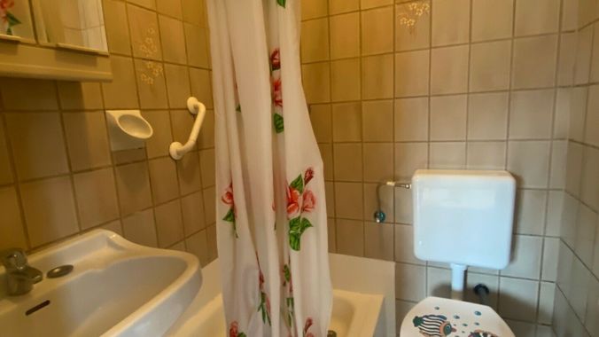 Bad mit Dusche und WC