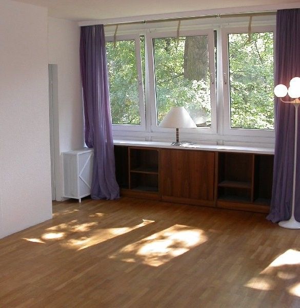 AUßERGEWÖHNLICHE, RUND ERSCHLOSSENE WOHNUNG EINER INNENARCHITEKTIN UND MALERIN