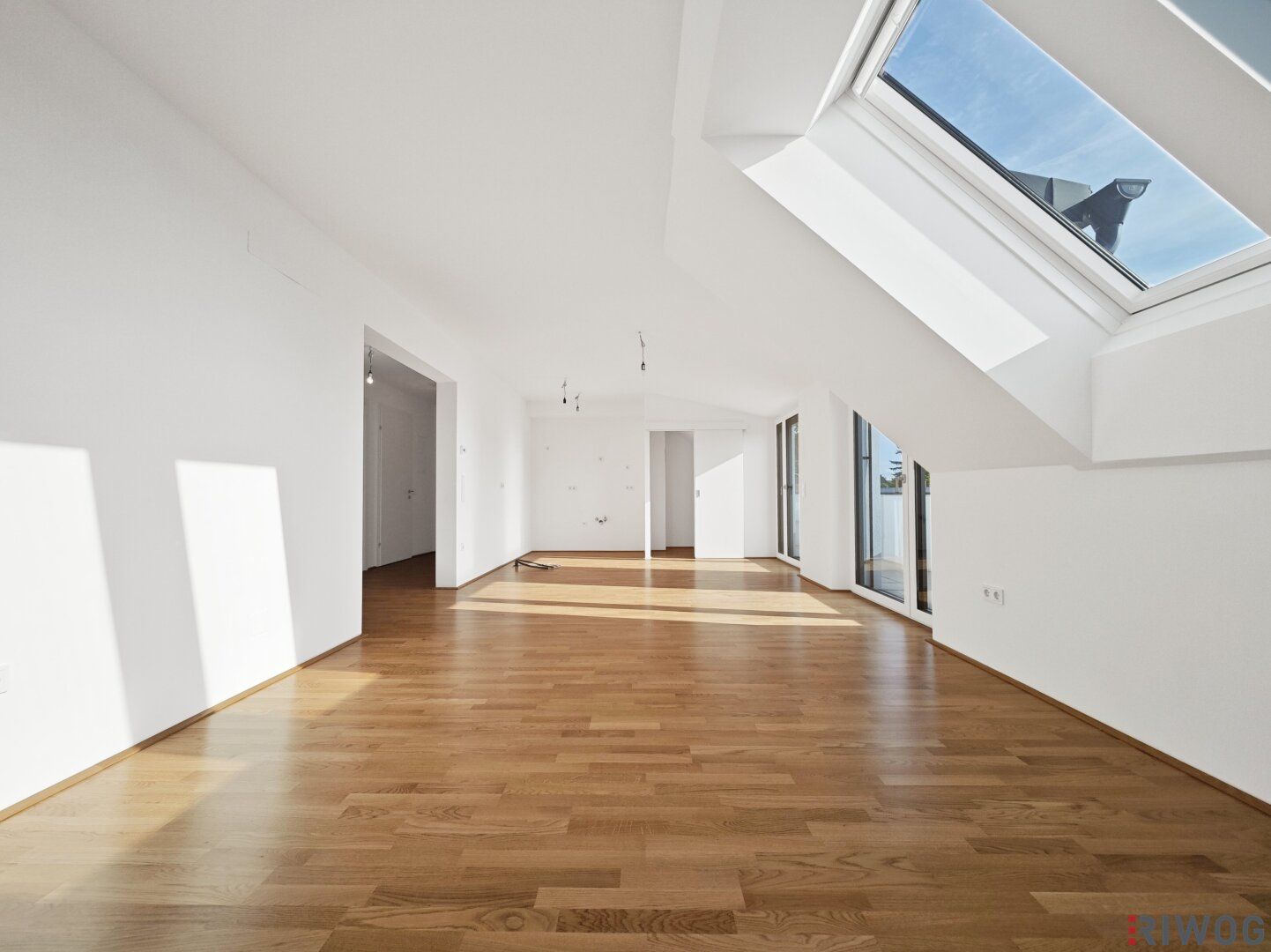Erstbezug | Helle 3-Zimmer-Neubauwohnung mit hofseitigem Balkon | sofort bezugsbereit | Luftwärmepumpe | Wanne & Dusche