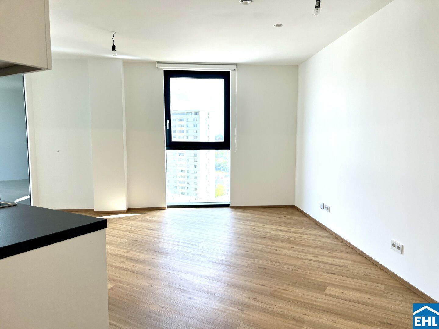 Urbaner Komfort im High Five ++ 2 Zimmer Wohnung mit Loggia ++ Yogaraum und Home Office-Bereich!