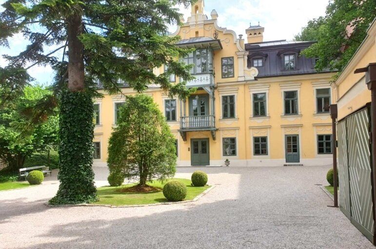 Zur Vermietung gelangt eine herrschaftliche, gepflegte und liebevoll renovierte Jahrhundertwende Villa in Mauer.