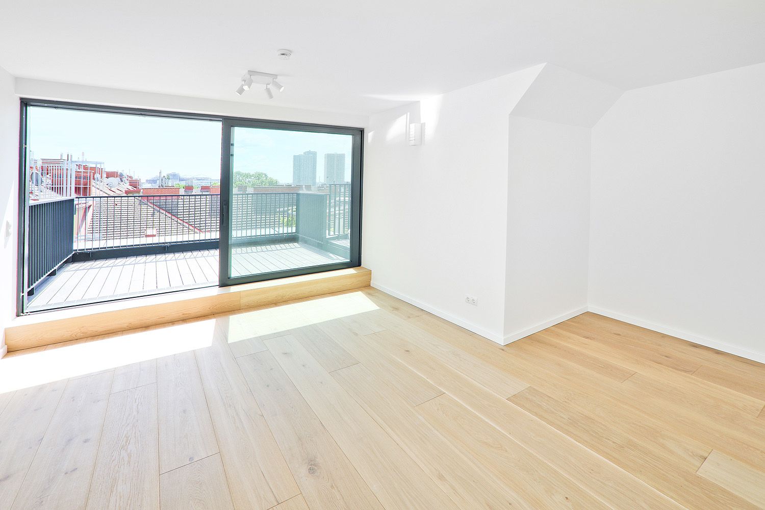 CENTRAL MARK | Traumhafte DG-Wohnung direkt an der U3