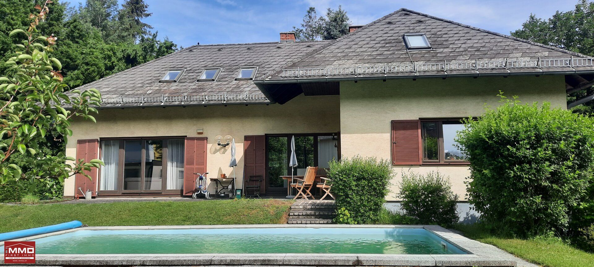 GROSSES EF-HAUS MIT POOL, TENNISPLATZ (BAULANDWIDMUNG) UND ZWEI GARAGEN
