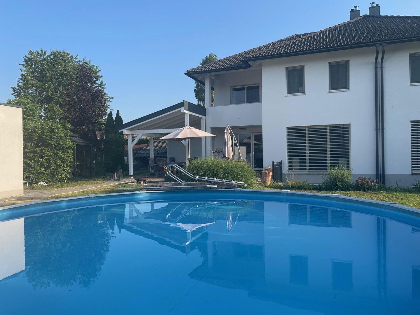 Gepflegte Doppelhaushälfte Süd/West-Seite, mit Doppelgarage und sonnigem Garten in Toplage