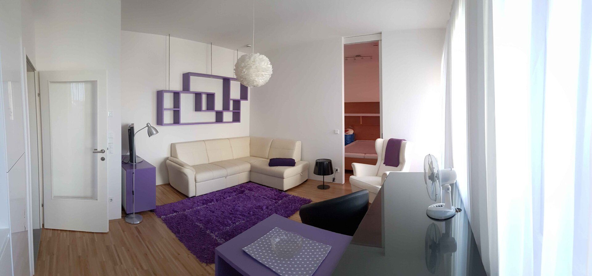 VOLLMÖBLIERTE, moderne und bezugsbereite 2-Zimmer-Wohnung mit Balkon im Herzen des 4. Bezirks! Willkommen in Ihrem neuen Zuhause - stilvoll, komfortabel und zentral gelegen!