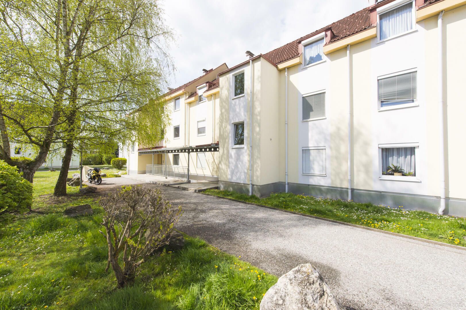 Moderne Maisonettenwohnung mit großzügigem Wohnraum und 2 Carport-Parkplätzen!