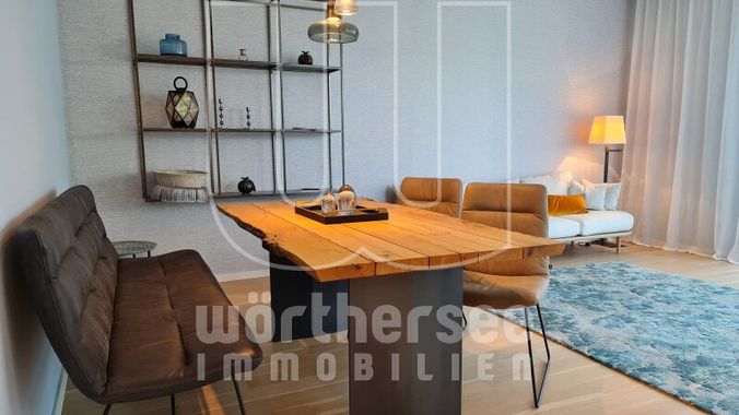moderner offener Wohn-Essbereich mit anschließender Küche