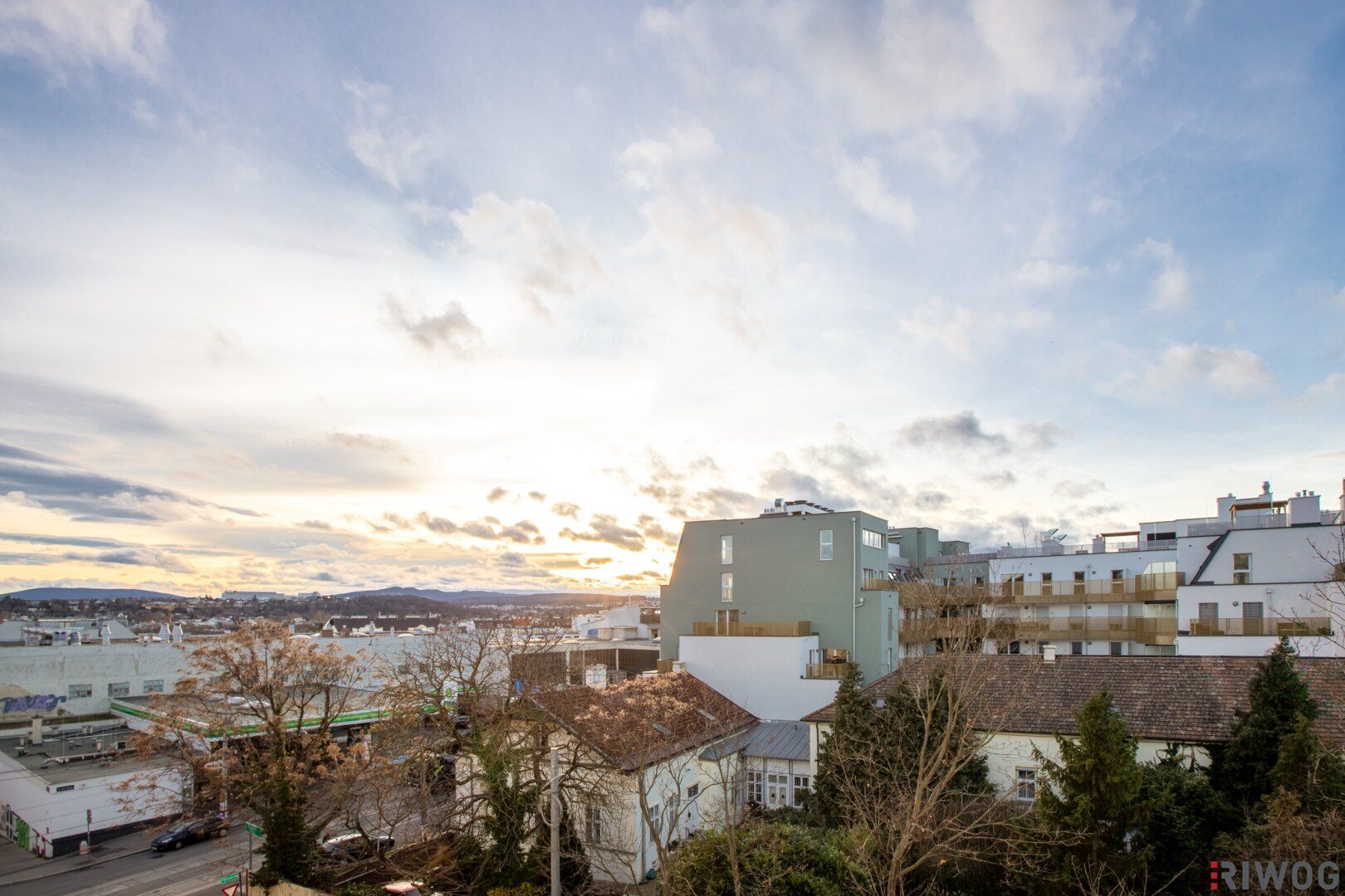 ERSTBEZUG nach Sanierung | Exquisit ausgestatteter Altbau mit Fernblick & Tageslicht Luxus-Badezimmer | Ost/West | Letztes Regelgeschoss