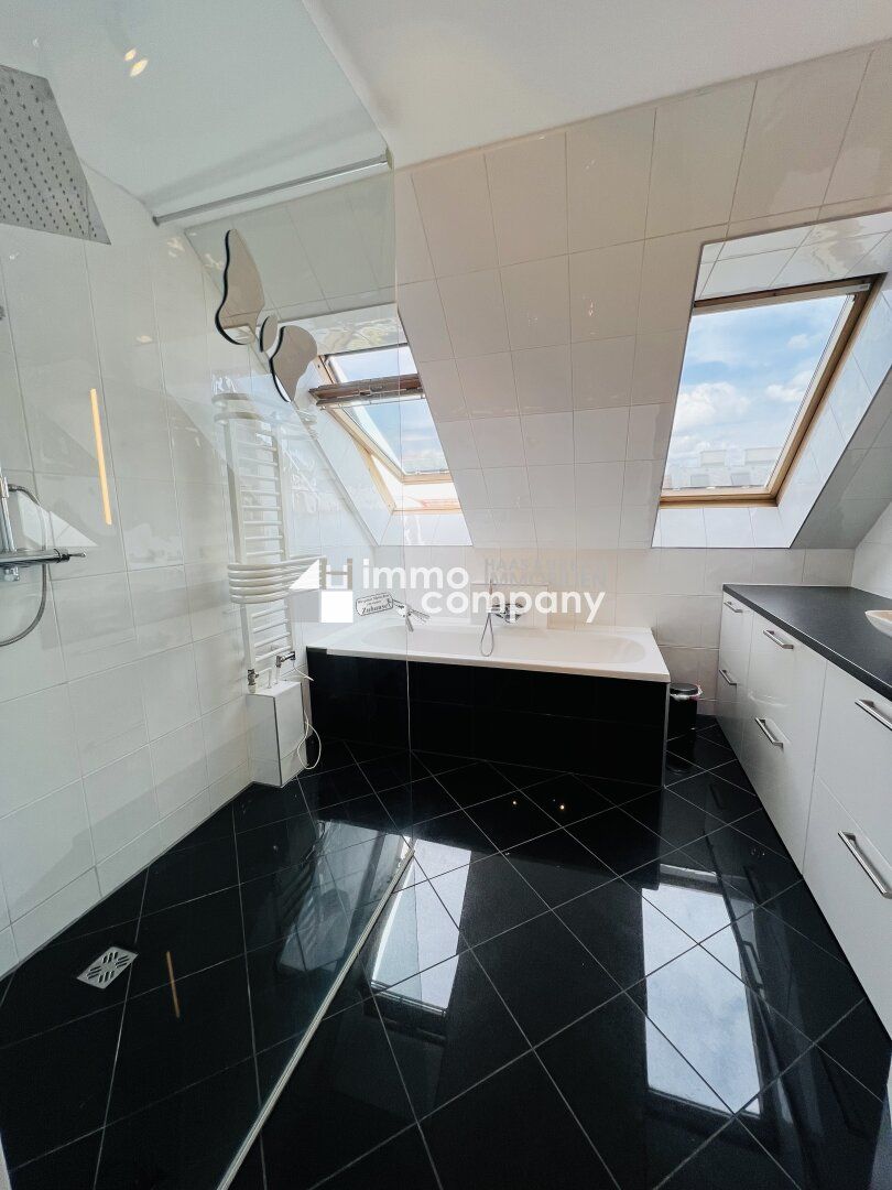 Luxuriöse zweistöckige Wohnung mit atemberaubendem Stadtblick + Balkon und geräumiger Terrasse! 15. Bezirk! U3