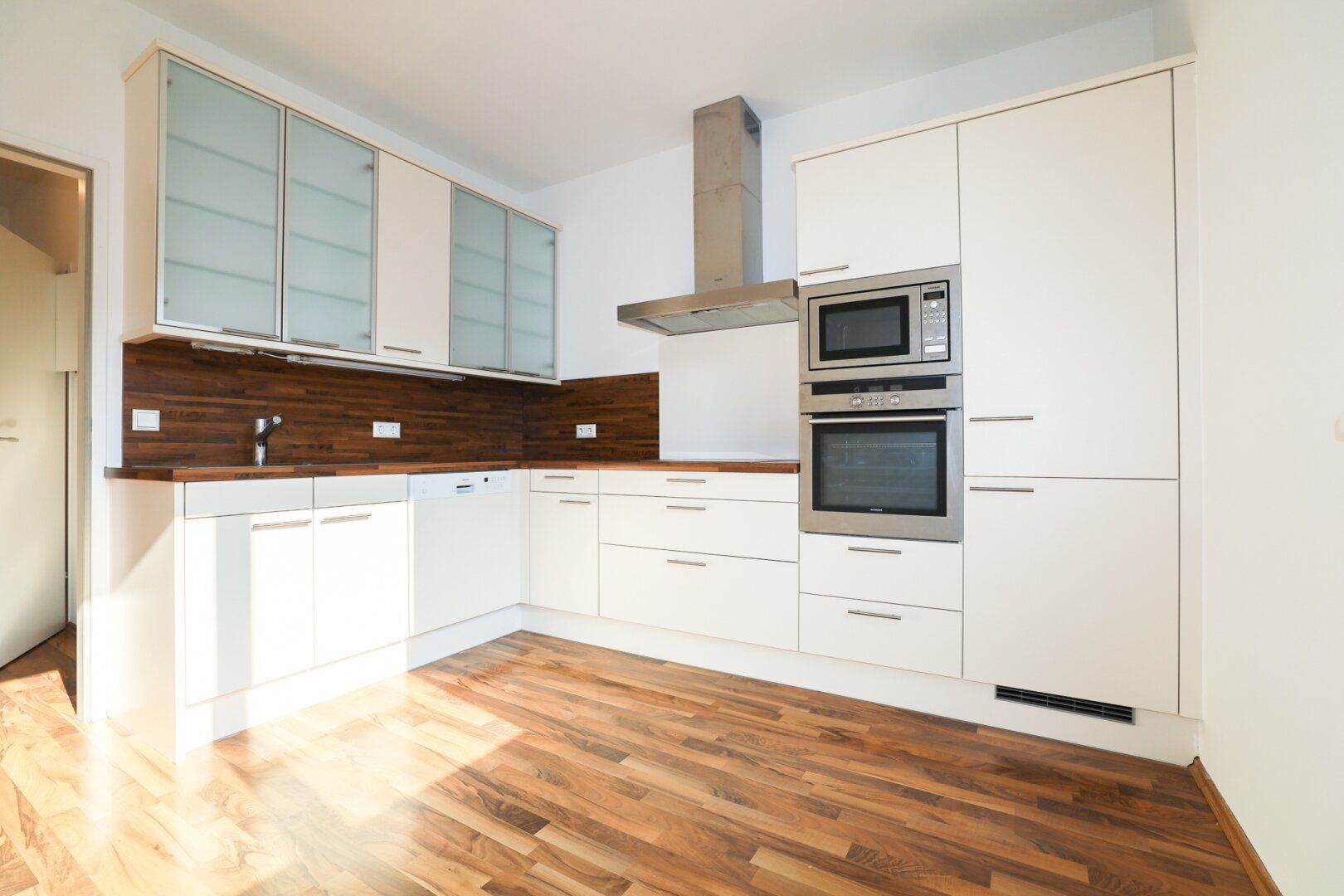 AB SOFORT I NEUBAU I WEST-BALKON I MODERNE KÜCHE I DUSCHE I HAUSTIERE WILLKOMMEN I NAHE SCHLOSS EGGENBERG I 1. OG MIT LIFT I LICHTDURCHFLIUTET & SEHR RUHIG I