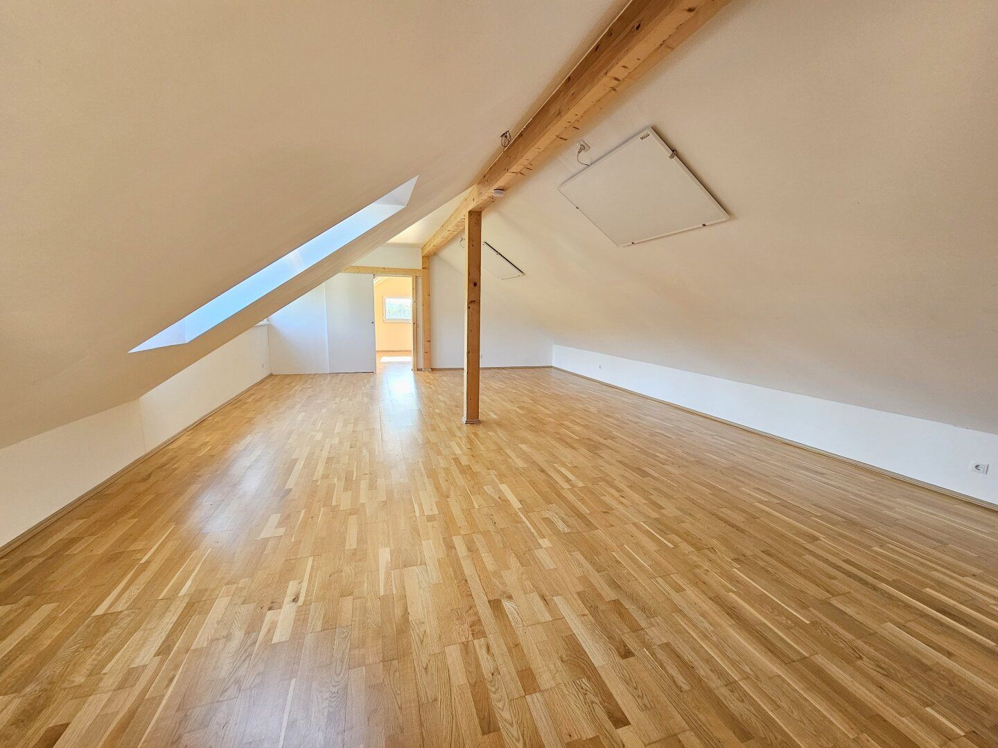Loftartige, neuwertige DG-Wohnung im Grünen!