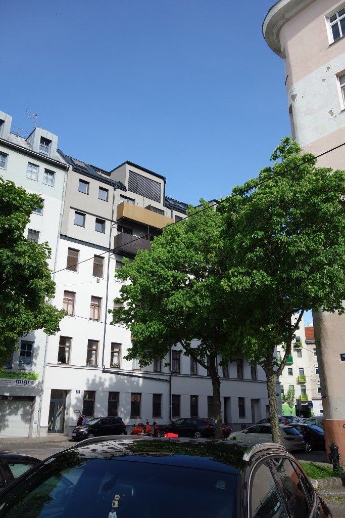 Sanierungsbedürftig: Zimmer Küche Kabinett mit Duschbad in gepflegtem Altbau