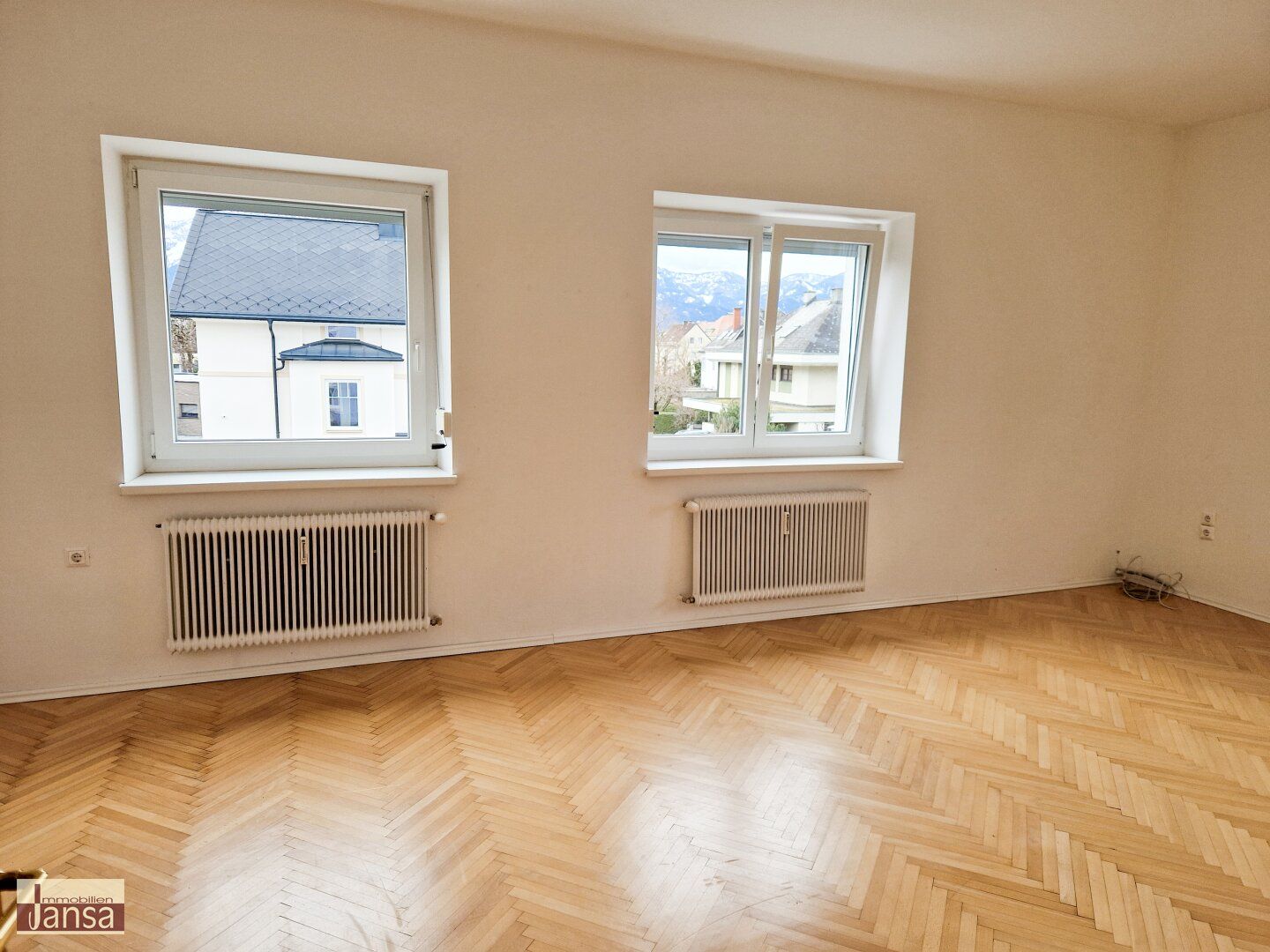 Lichtdurchflutete, großräumige 4-Zimmer-Altbauwohnung in Top-Stadtlage