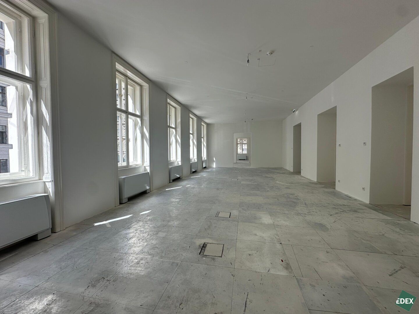 Erstbezug nach Sanierung - Repräsentatives Altbau-Büro nahe Rathaus mit Terrasse - Mehr