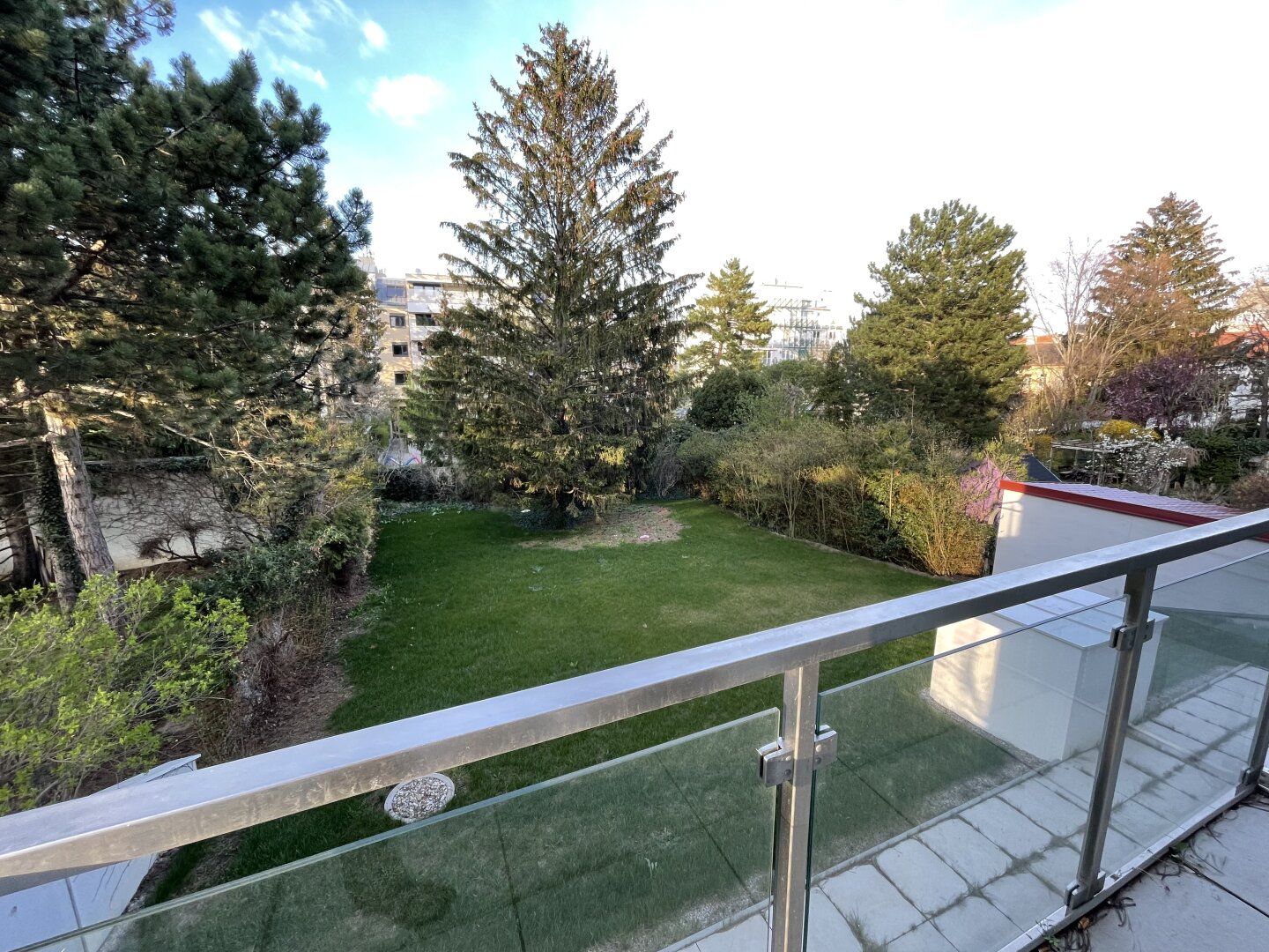 2 Zimmer mit Freiflächen (Balkon + Terrasse) auf beiden Seiten und Geminschaftsgarten im Innenhof ab Februar 2025!