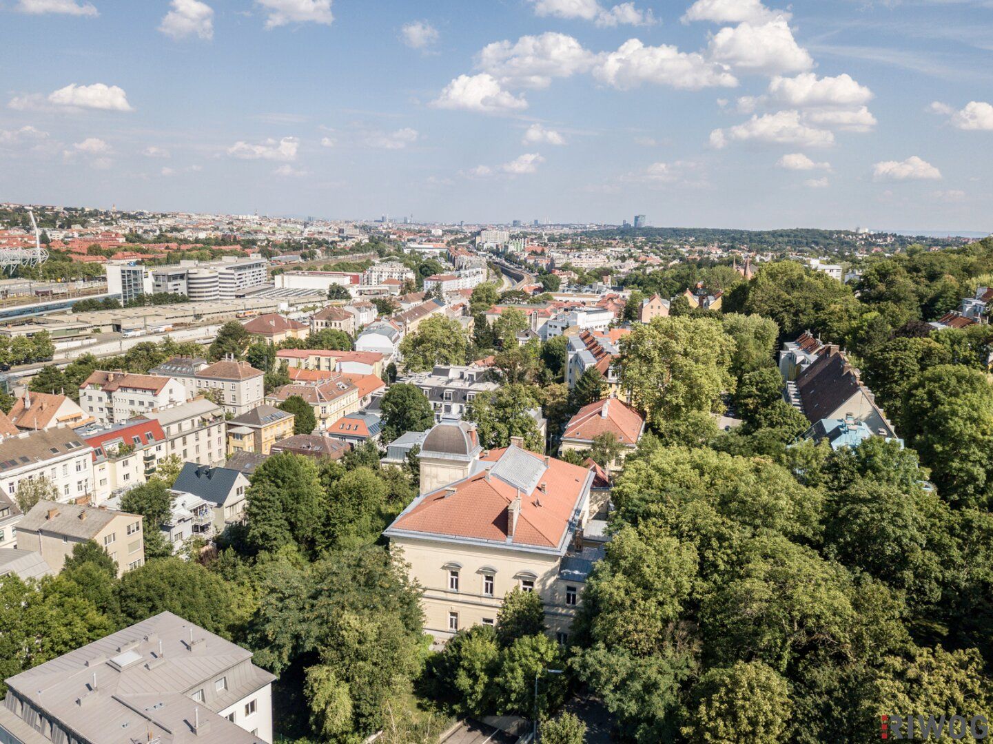 Sanierungsbedürftige 3-Zimmer-Stilaltbauwohnung mit ca. 4,40m Raumhöhe & Südbalkon in herrschaftlicher Villa | KFZ-Stellplatz möglich